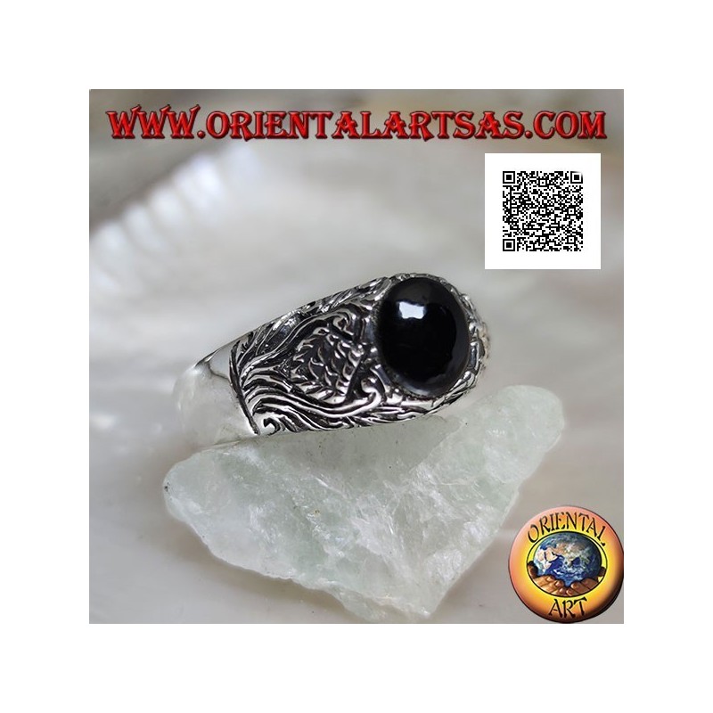 Silver ring with oval cabochon onyx and floral decoration in bas-relief