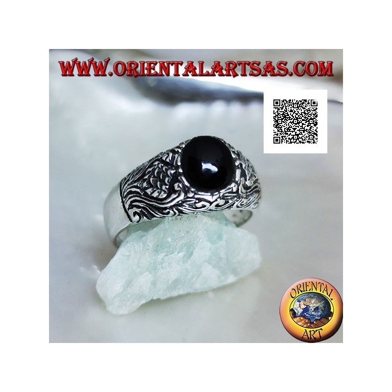 Bague en argent avec cabochon ovale onyx et décor floral en bas-relief