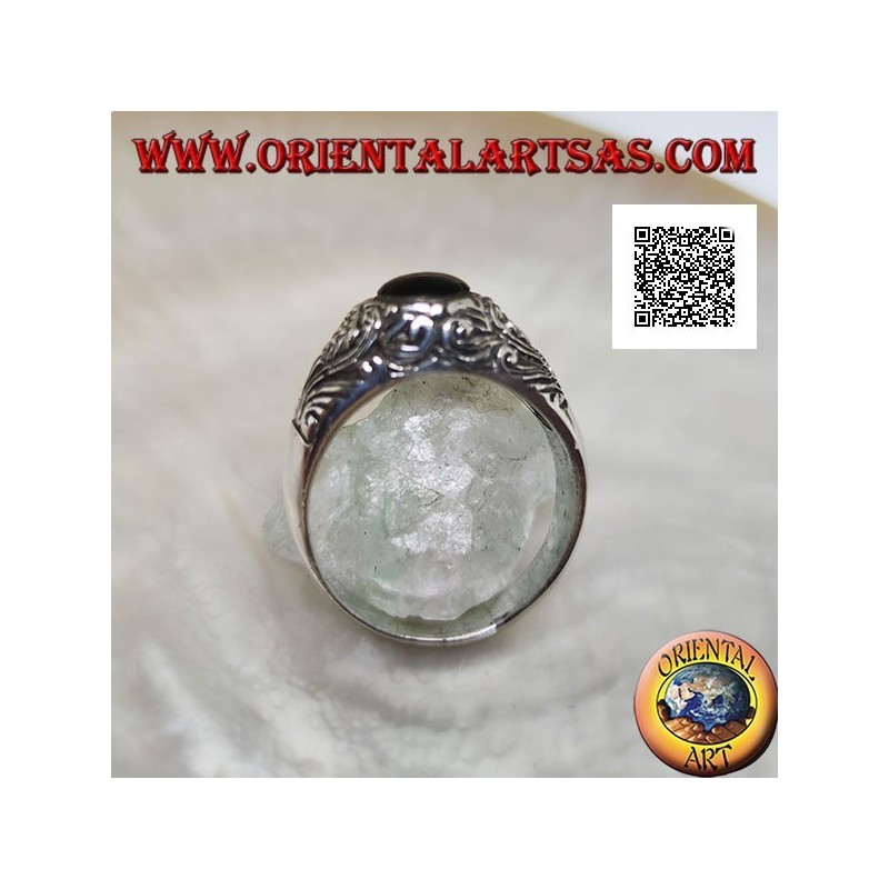Anello in argento con onice ovale cabochon e decorazione floreale in bassorilievo