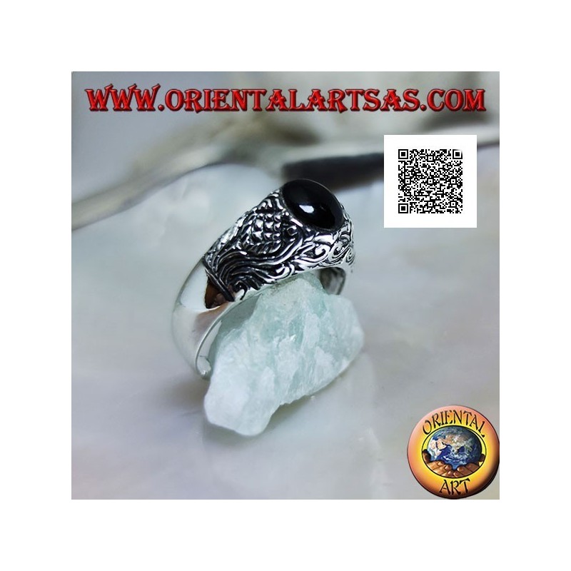 Silberring mit ovalem Cabochon-Onyx und Blumendekor im Basrelief