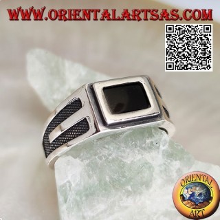 Anillo de plata con ónix rectangular ribeteado y V empotrada en los lados