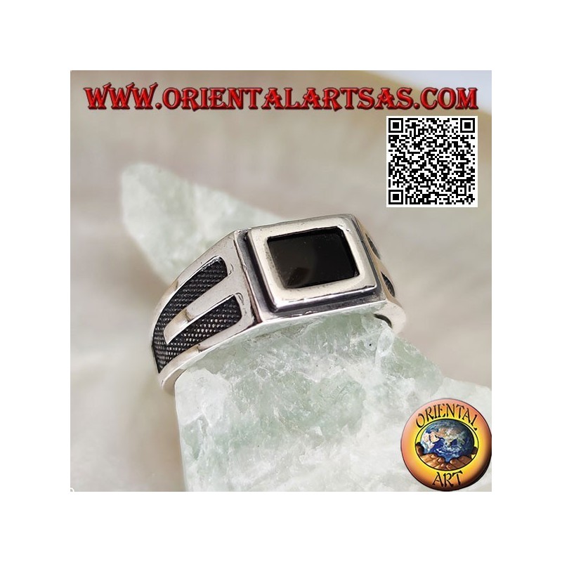 Bague en argent avec onyx rectangulaire bordé et encastré en V sur les côtés