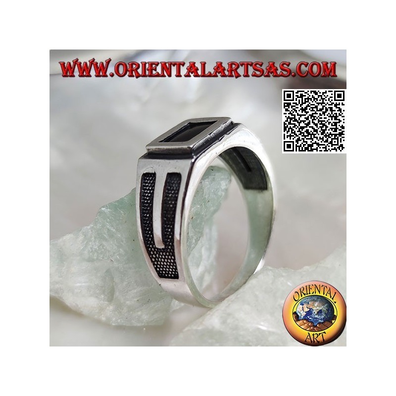 Anello in argento con onice rettangolare bordata e V in incavata sui lati