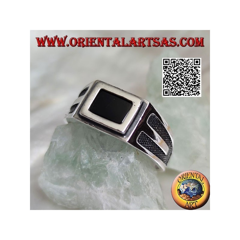 Anillo de plata con ónix rectangular ribeteado y V empotrada en los lados