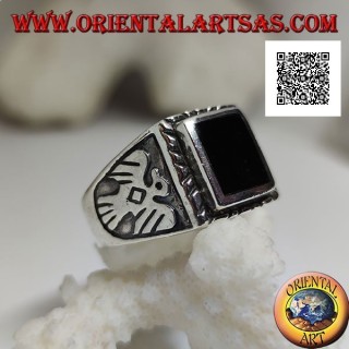 Silberring mit erhabenem rechteckigem Onyx und Flachreliefadler an den Seiten