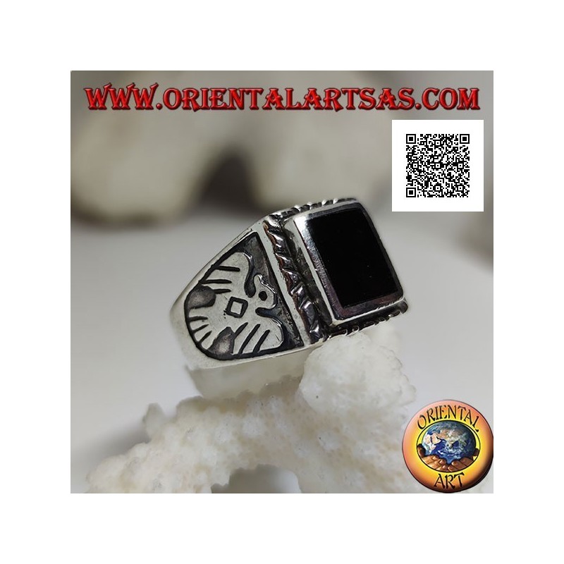 Bague en argent avec onyx rectangulaire en relief et aigle en bas-relief sur les côtés
