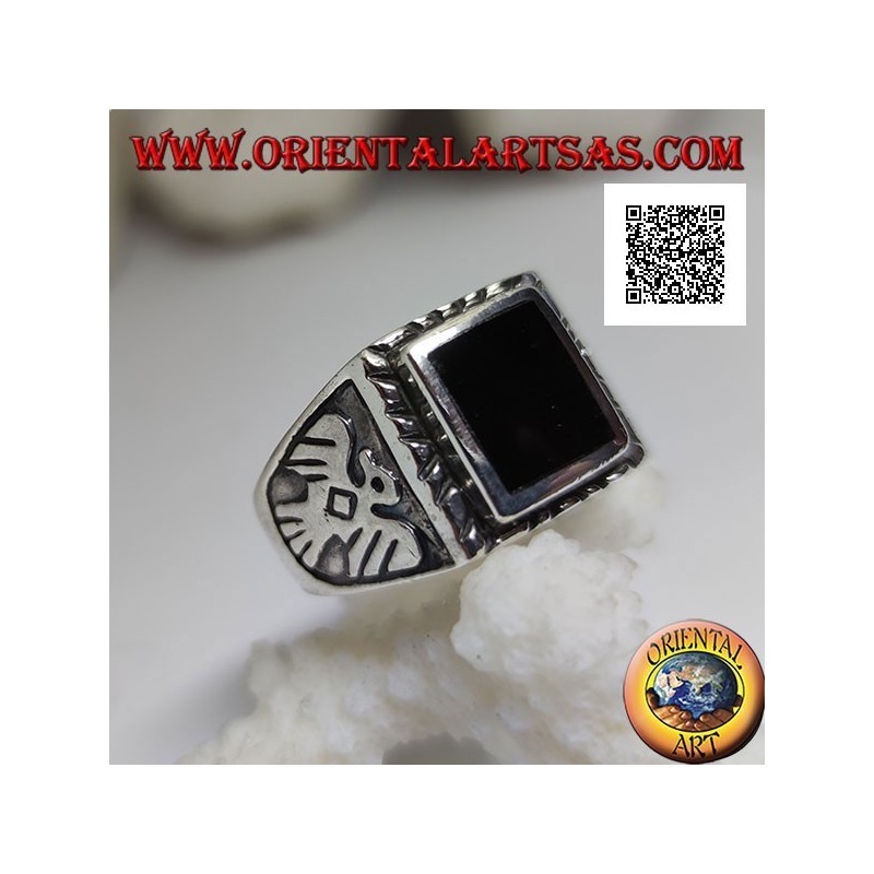 Anillo de plata con ónix rectangular en relieve y águila en bajorrelieve a los lados