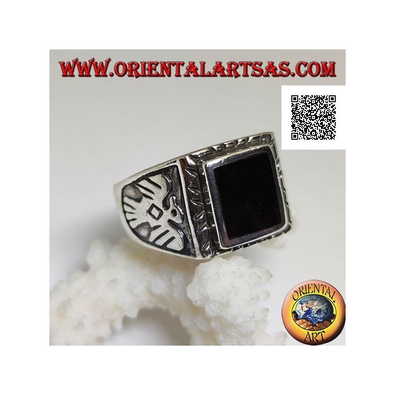 Bague en argent avec onyx rectangulaire en relief et aigle en bas-relief sur les côtés
