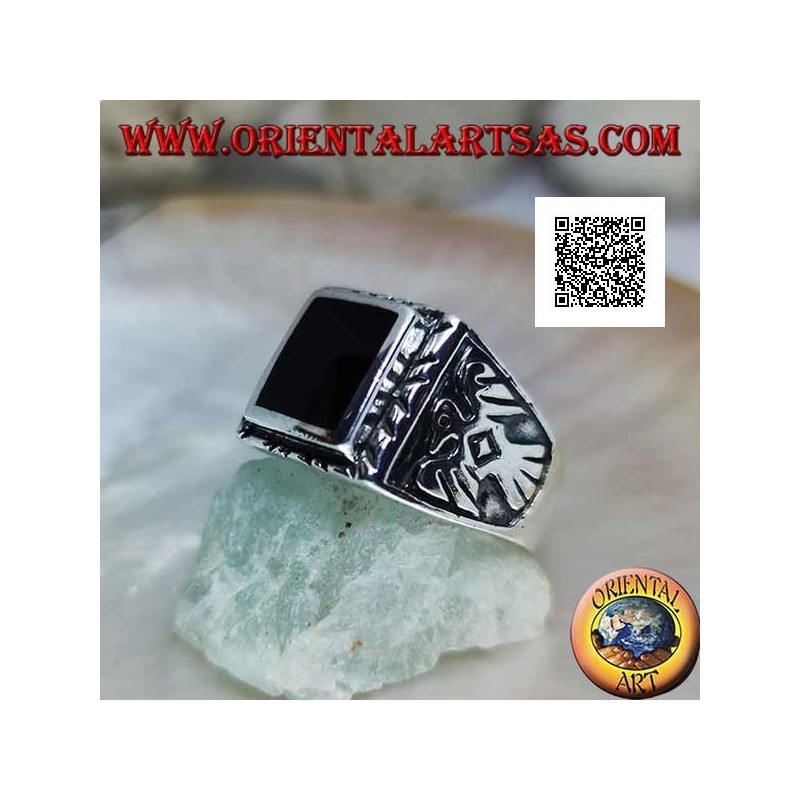 Anello in argento con onice rettangolare rialzata e aquila in bassorilievo sui lati