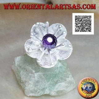 Bague en argent satiné en forme de fleur avec de longs pistils et une sphère en zircon facetté couleur améthyste