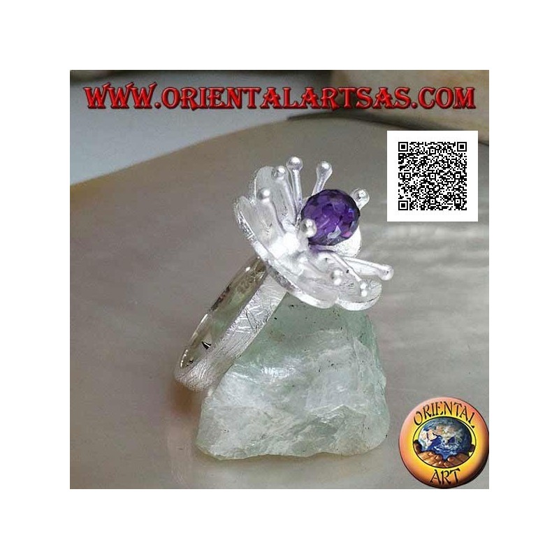 Anillo de plata satinada en forma de flor con pistilos largos y esfera de circonita facetada color amatista