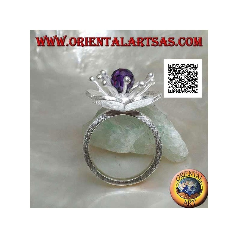 Anillo de plata satinada en forma de flor con pistilos largos y esfera de circonita facetada color amatista