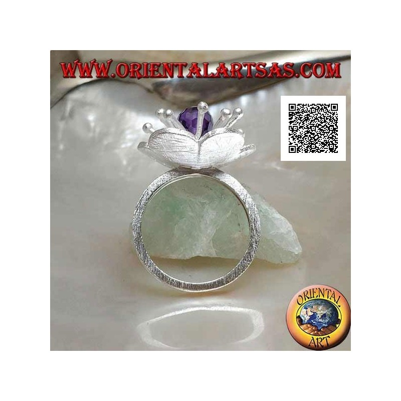 Anello in argento satinato a forma di fiore con lunghi pistilli e sfera di zircone color ametista sfaccettata