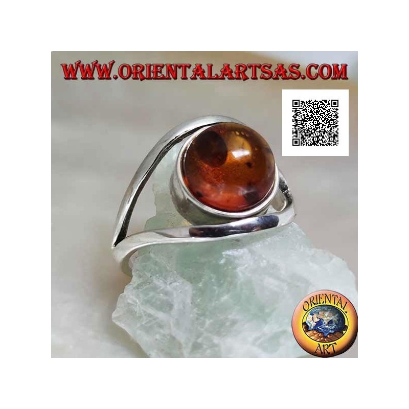Anello in argento con ambra tonda cabochon tra due linee curve in argento