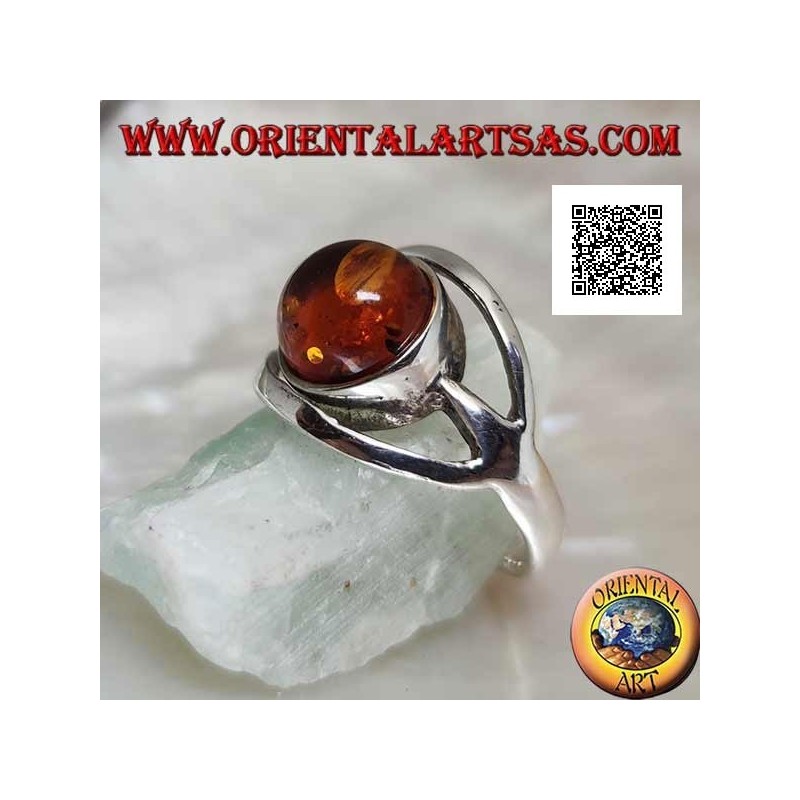 Anello in argento con ambra tonda cabochon tra due linee curve in argento