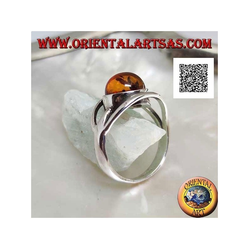 Bague en argent avec cabochon rond d'ambre entre deux lignes courbes en argent