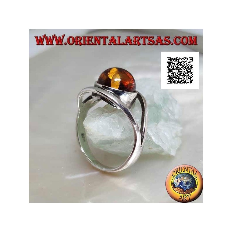 Anello in argento con ambra tonda cabochon tra due linee curve in argento