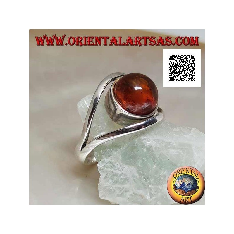 Anillo de plata con ámbar cabujón redondo entre dos líneas curvas en plata