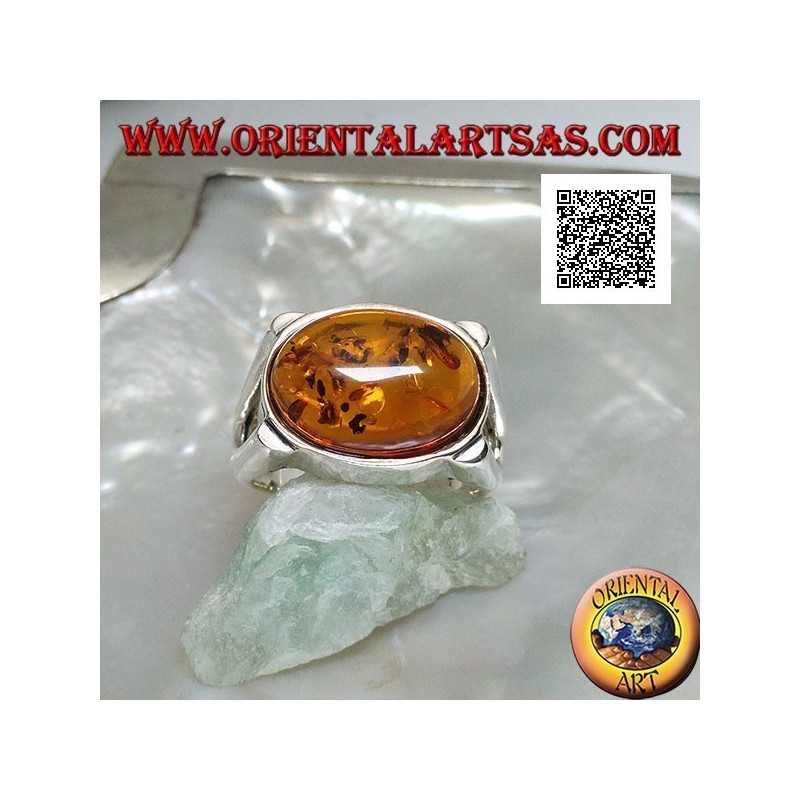 Anello in argento 925 con ambra ovale cabochon e montatura con traforo laterale.