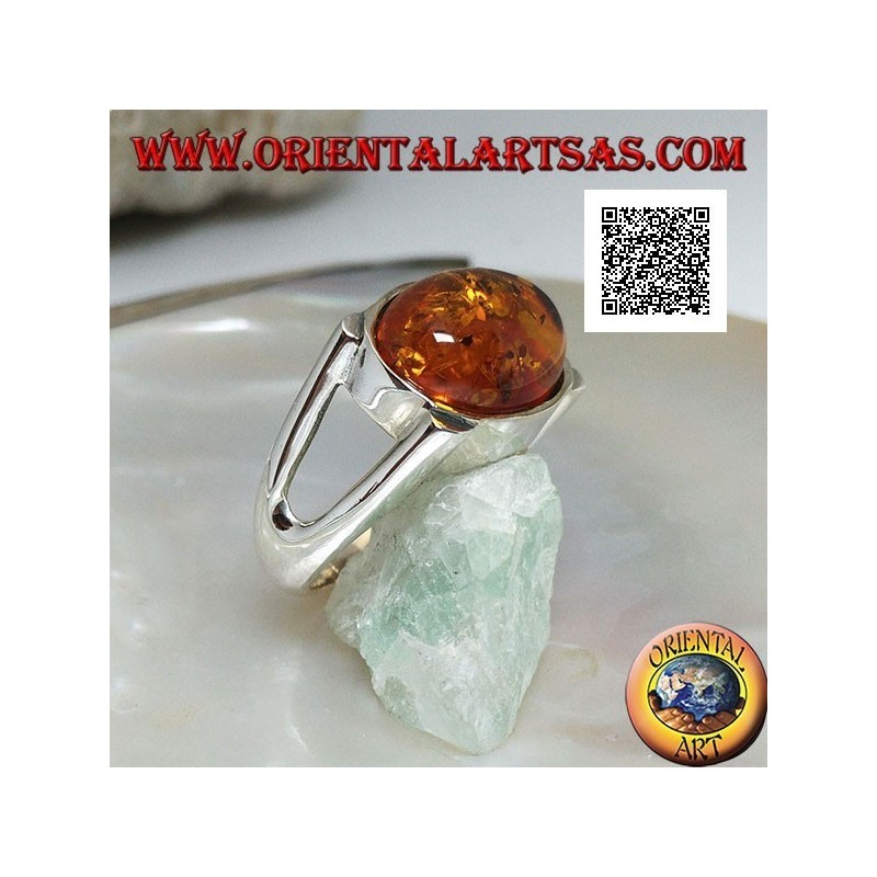 Anello in argento con ambra ovale cabochon di traverso su montatura liscia con traforo laterale