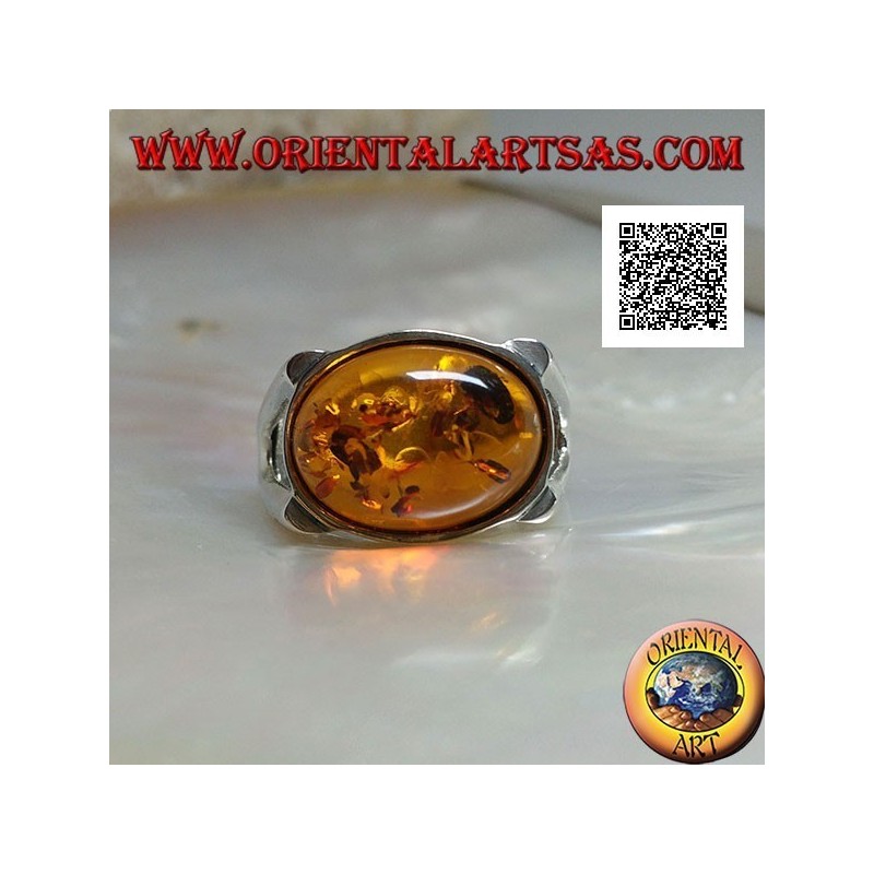 Anello in argento con ambra ovale cabochon di traverso su montatura liscia con traforo laterale