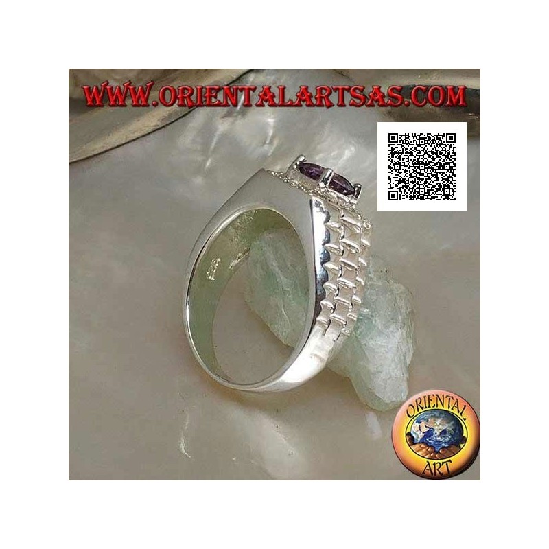 Anillo de plata con baño de rodio en eslabón de reloj con circonitas color amatista engastadas rodeadas de circonitas blancas