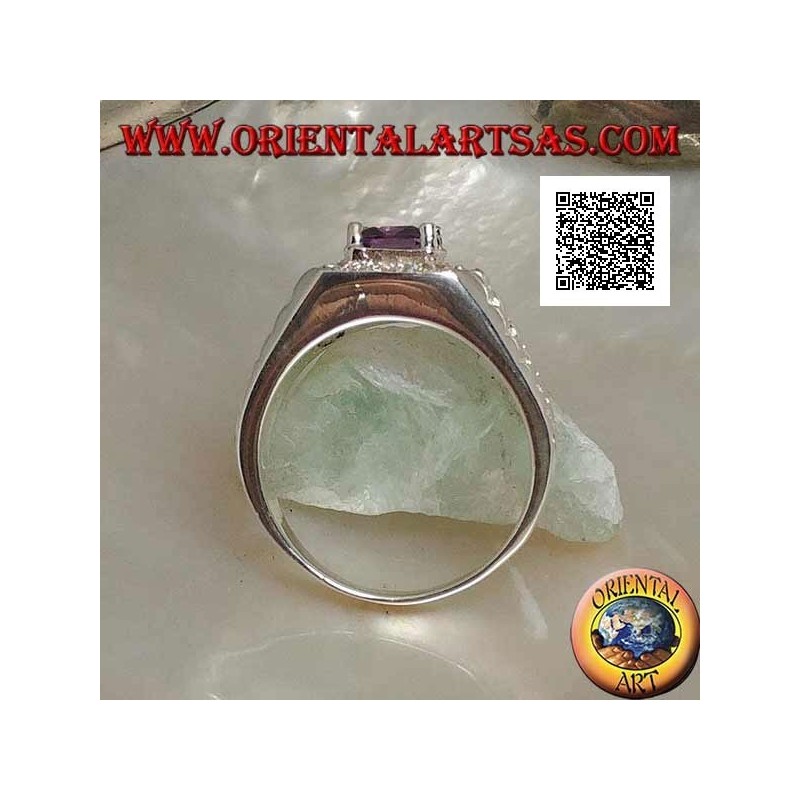 Anillo de plata con baño de rodio en eslabón de reloj con circonitas color amatista engastadas rodeadas de circonitas blancas