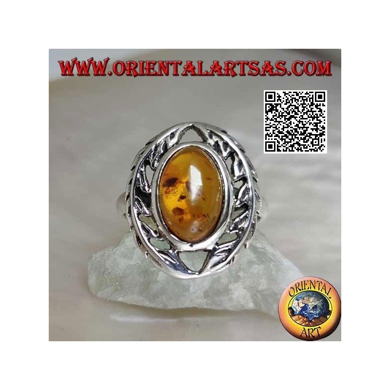 Anillo de plata con cabujón de ámbar ovalado entre dos ramas de laurel