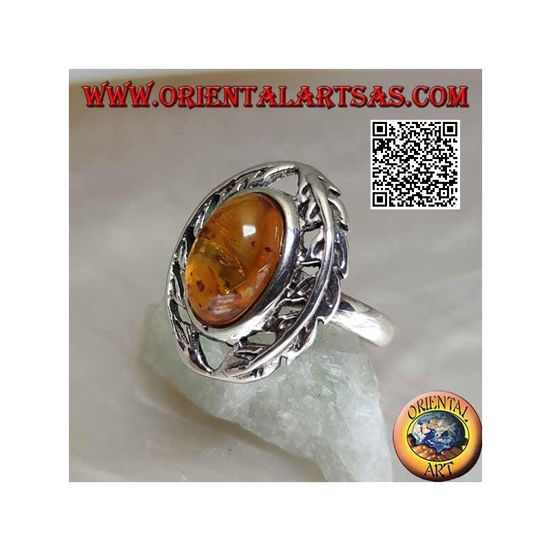 Anillo de plata con cabujón de ámbar ovalado entre dos ramas de laurel