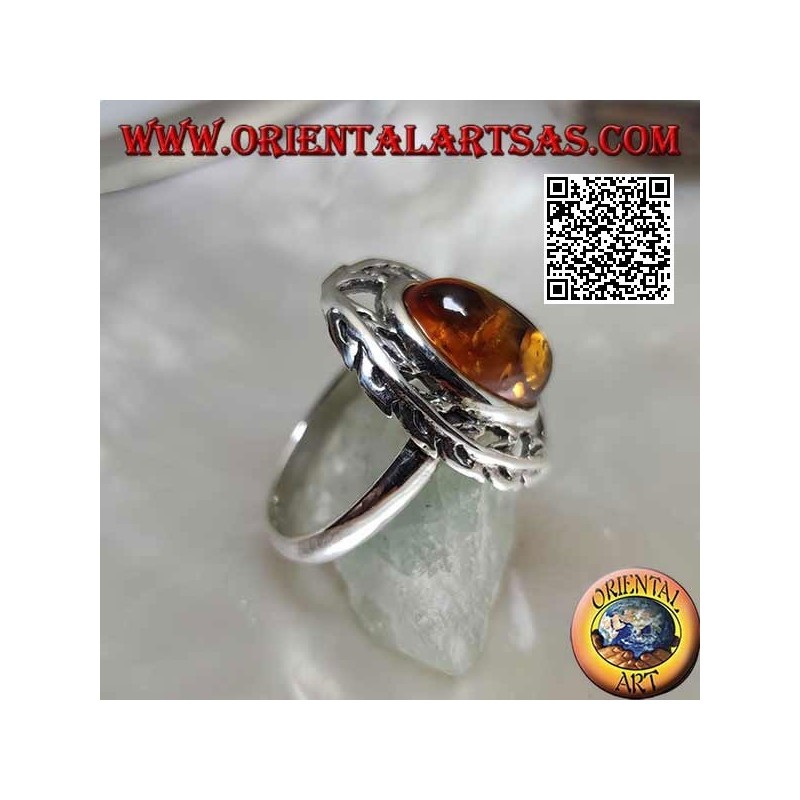Anello in argento con ambra ovale cabochon tra due rami d'alloro