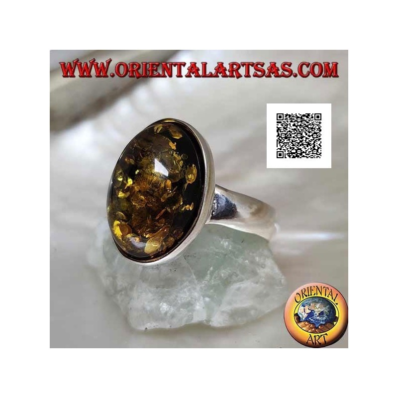 Anello in argento con ambra verde ovale cabochon su montatura semplice e bordo liscio