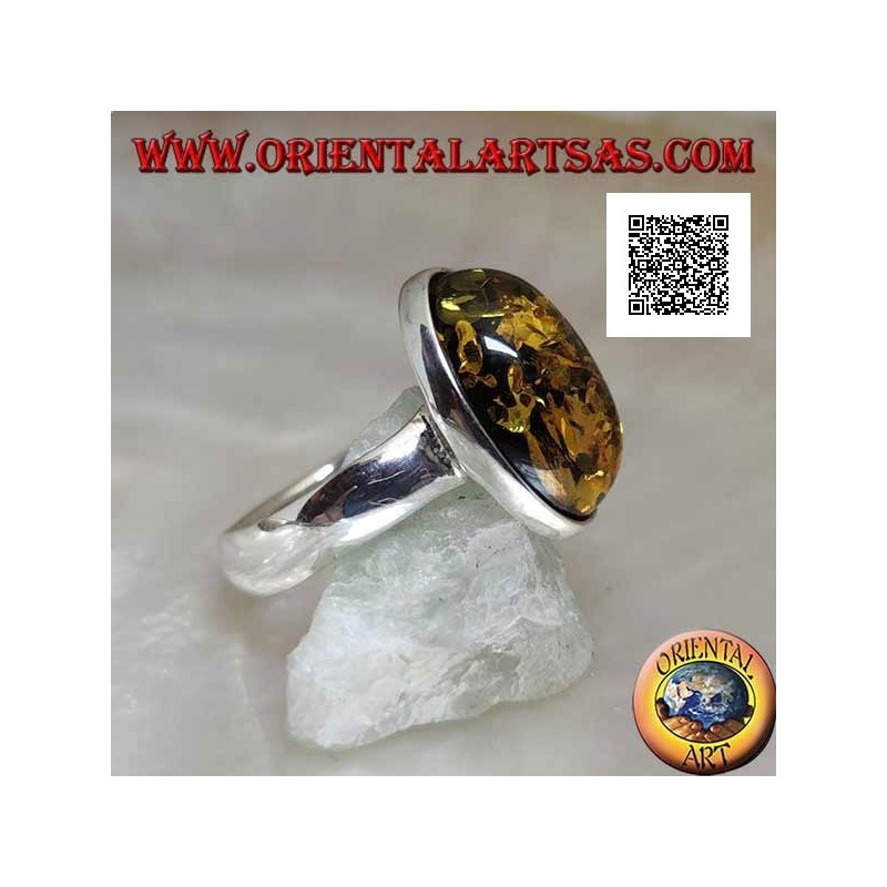 Anillo de plata con cabujón ovalado de ámbar verde en engaste sencillo y borde liso