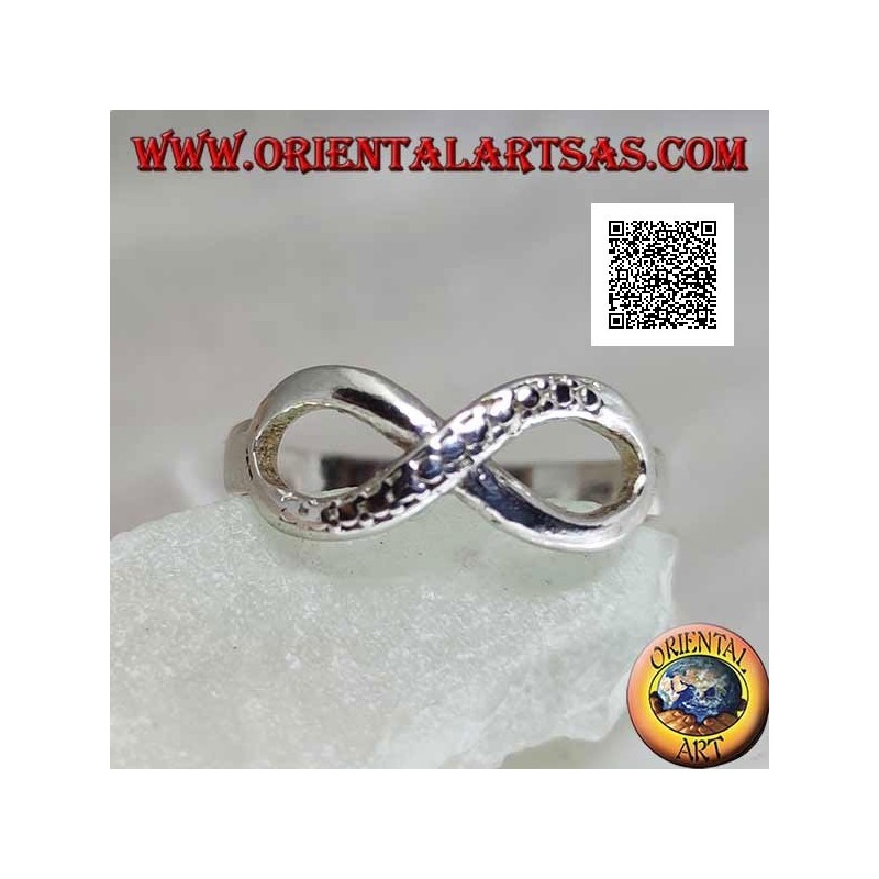 Anillo de plata con símbolo de nudo infinito con una línea suave y la otra piel de serpiente