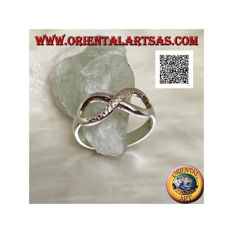 Anillo de plata con símbolo de nudo infinito con una línea suave y la otra piel de serpiente