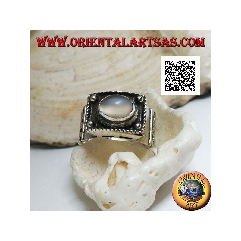 Bague en argent avec pierre de lune ovale cabochon en relief et décorations ethniques