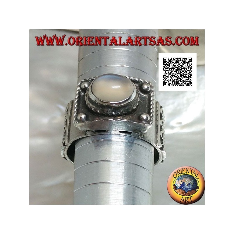 Anillo de plata con piedra lunar ovalada cabujón en relieve y decoraciones étnicas