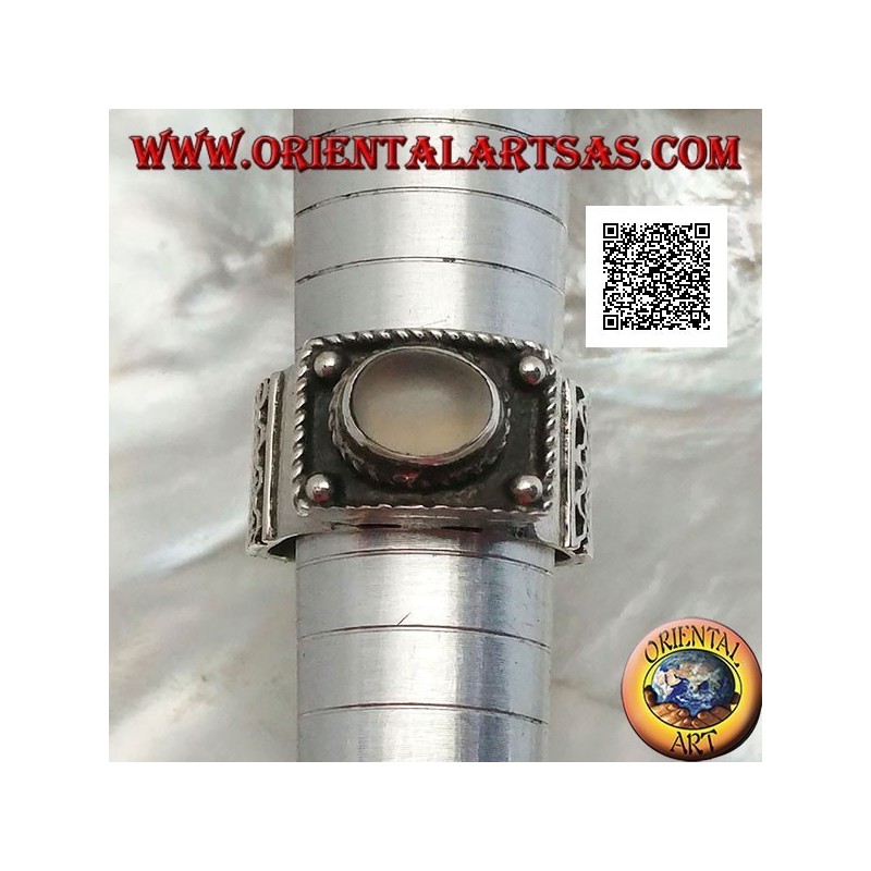 Anillo de plata con piedra lunar ovalada cabujón en relieve y decoraciones étnicas