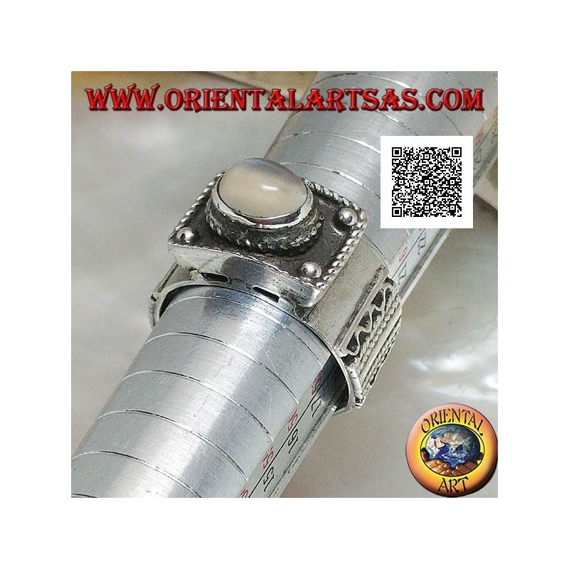 Anello in argento a fascia con pietra di luna ovale cabochon rialzata e decorazioni etniche
