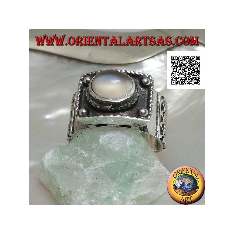 Anello in argento a fascia con pietra di luna ovale cabochon rialzata e decorazioni etniche