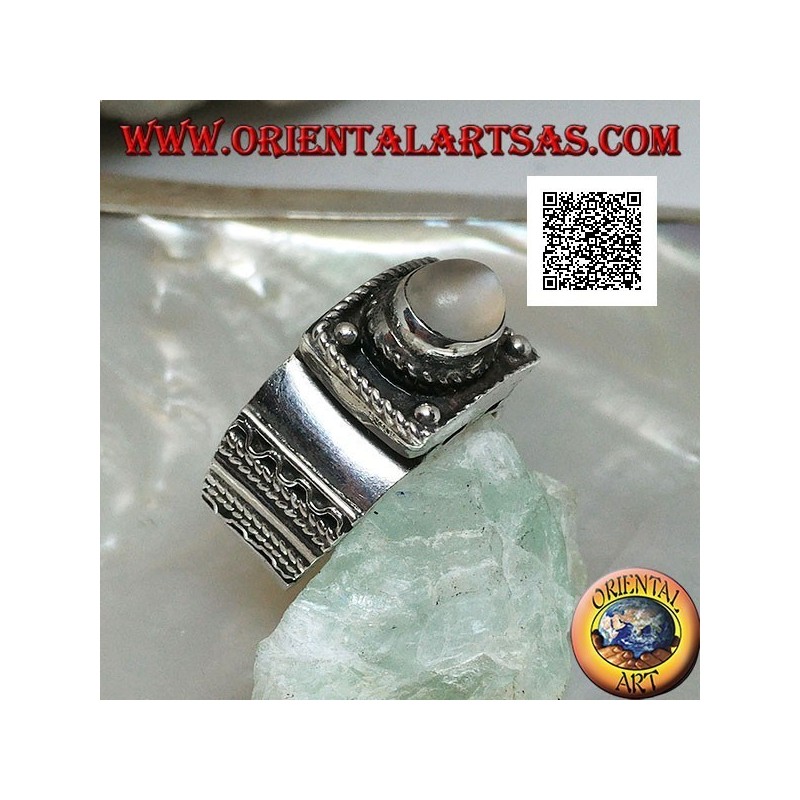 Silberbandring mit erhabenem ovalem Cabochon-Mondstein und ethnischen Verzierungen