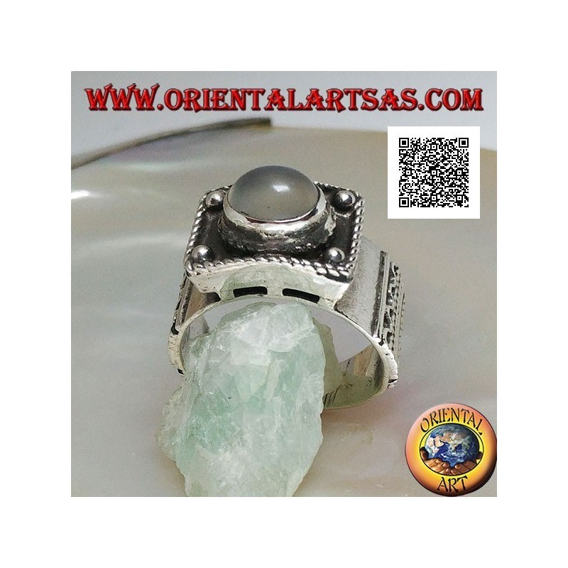 Anillo de plata con piedra lunar ovalada cabujón en relieve y decoraciones étnicas