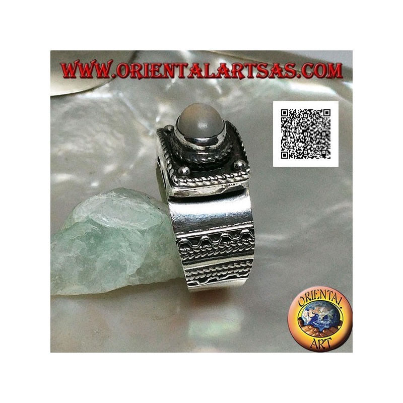 Anello in argento a fascia con pietra di luna ovale cabochon rialzata e decorazioni etniche