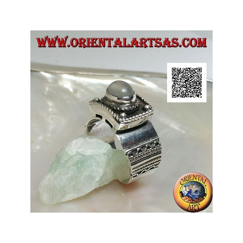 Anello in argento a fascia con pietra di luna ovale cabochon rialzata e decorazioni etniche
