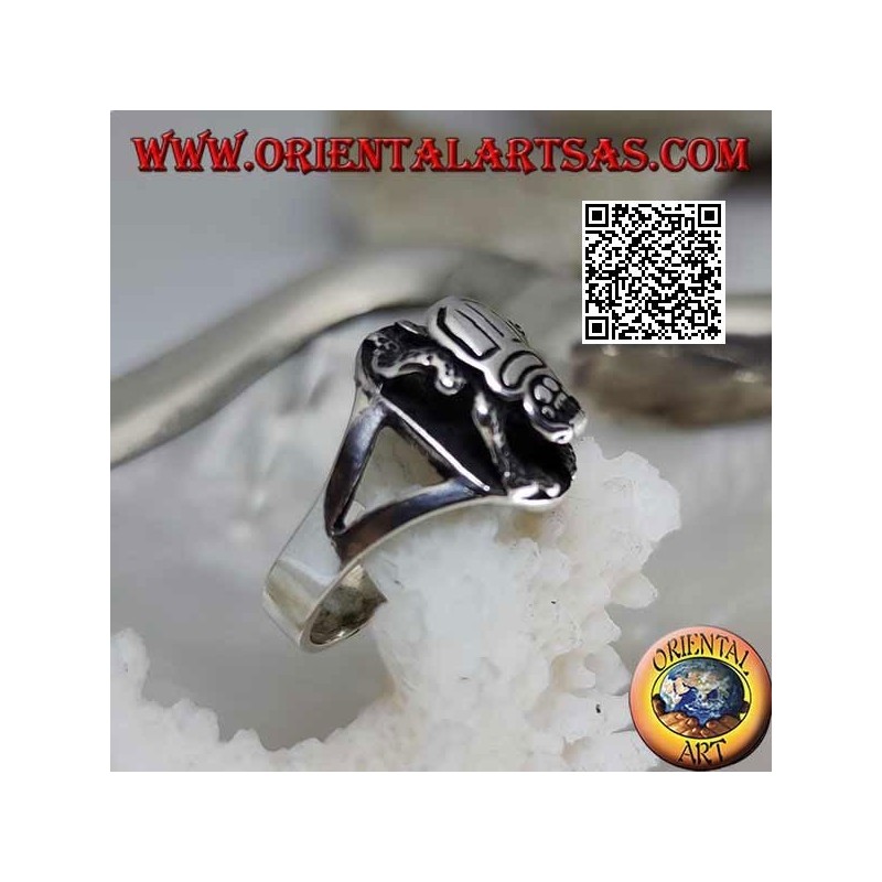 Anello in argento con scarabeo egizio in rilievo e inciso all'interno