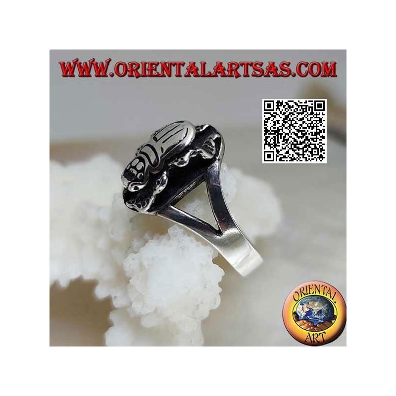 Bague en argent avec scarabée égyptien en relief et gravé à l'intérieur