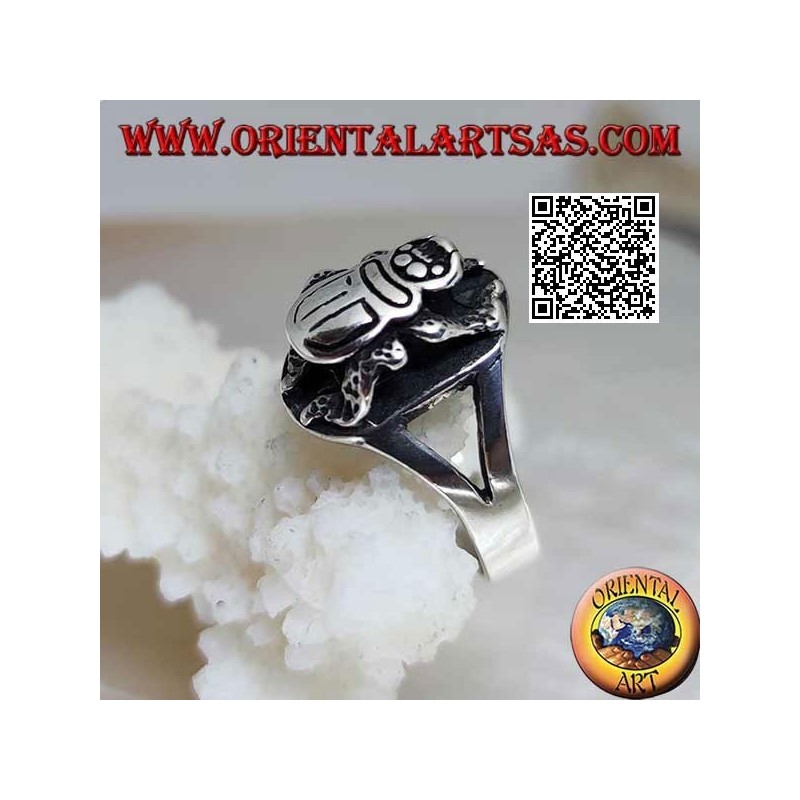 Anello in argento con scarabeo egizio in rilievo e inciso all'interno
