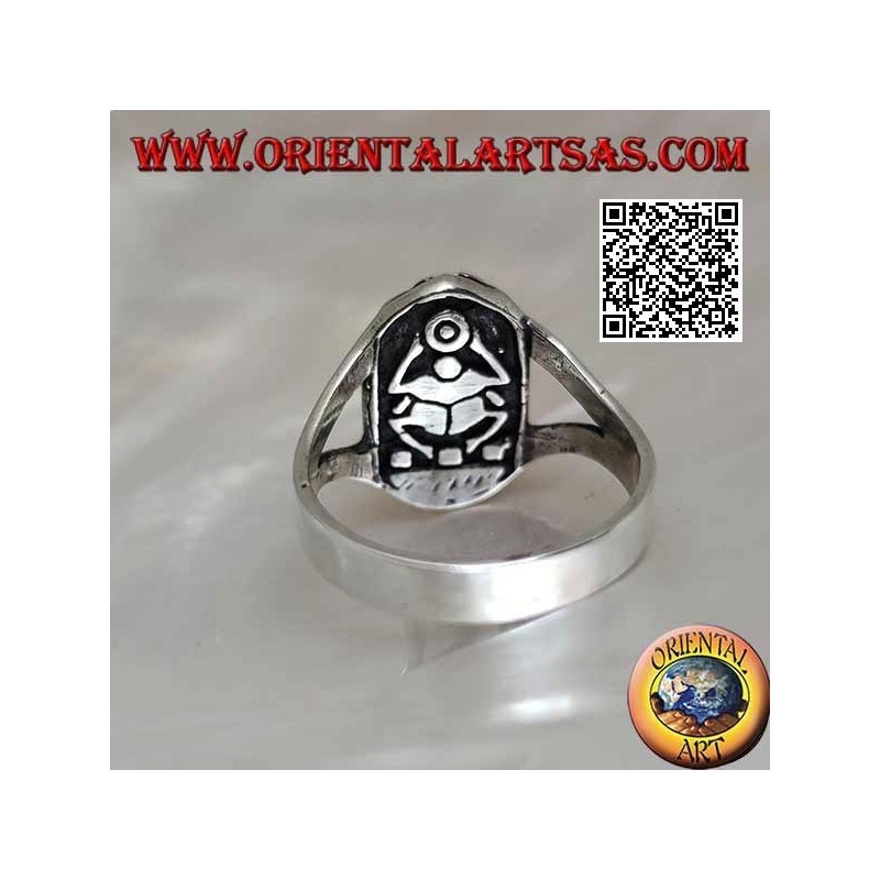 Anello in argento con scarabeo egizio in rilievo e inciso all'interno
