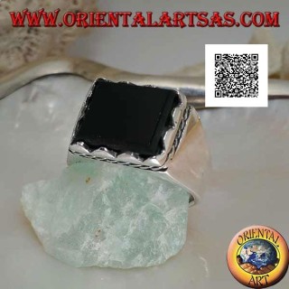 Anillo de plata con ónix rectangular en relieve enmarcado y cordón lateral