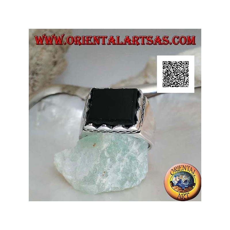 Anello in argento con onice rettangolare rialzata incorniciata e cordino laterale