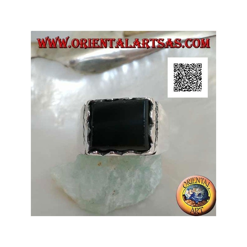Anillo de plata con ónix rectangular en relieve enmarcado y cordón lateral